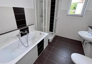 Modernes Bad und Balkon - 4 Raum Wohnung mit Wanne und Dusche zu vermieten! - Wohnung Gera Alt-Bieblach | Angebot:27224966